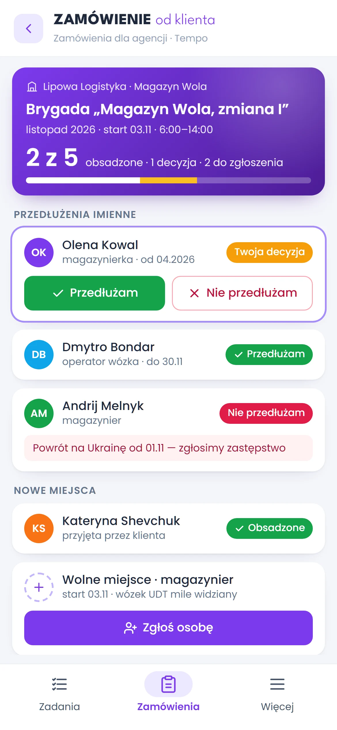 Koordynatorka agencji odpowiada na zamówienie w telefonie